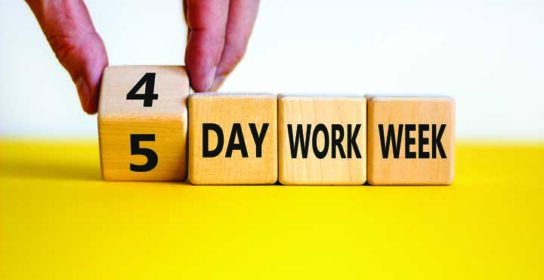 4 day workweek - illustration with wooden blocks